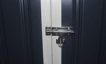 Lockable hinged open door